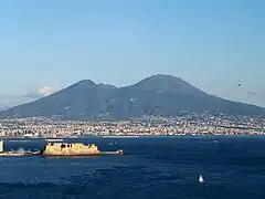 西より