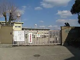 帯解小学校校門付近