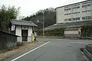 北側にある道路より見た楢原駅。左手の小屋はトイレ。