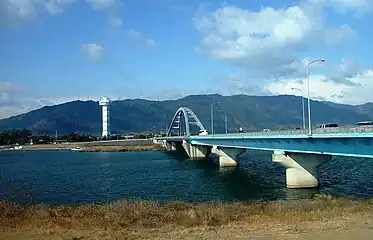 長良川左岸の南側から望む長良川大橋と多度山