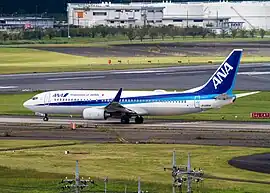 A滑走路(34L)から離陸しようとする飛行機