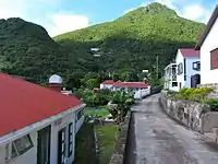 シーナリー山（背後）のふもとのウィンドワードサイド村の通り