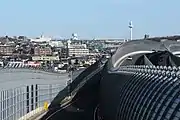 名古屋市緑区平子が丘付近から望む。遠方からでも目立つ配水塔。手前道路は国道302号と名古屋第二環状自動車道。配水場の左側には冠雪した御嶽山を望む。