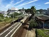 跨線橋より（2010年8月。跨線橋は2017年11月に取り壊されたため、現存しない。西側の留置線跡地は駐輪場となっている）