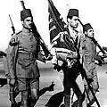 大隊旗を持つナセルとエジプト軍兵士、1940年