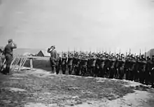 スロバキア共和国軍第18対空砲兵中隊。中央の人物は軍服が開襟となっている（1944年秋）