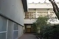 事務室棟(左)と展示室棟(奥)