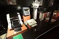 1967年発売開始のロネオ865型電動輪転謄写機(左端、南アフリカ国立文化歴史博物館)