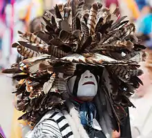 祭典パウワウにおいて、ドッグ・ソルジャーの髪飾りを付けた若者