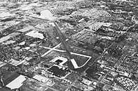 ウォーミンスター海軍航空開発センター1973年10月の撮影写真手前側（下側）の黒い屋根の大きな建物がかつての工場棟