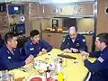 米海軍士官と親睦を深めている冬勤務服の士官（左二名）。両者とも階級は大尉（2000年8月）