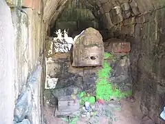 各小祠堂に設けられた樋口の装飾左: ゾウ（北）。右: ライオン（南）。