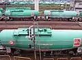 着発線と荷役線に留置されたタンク車（2006年12月）