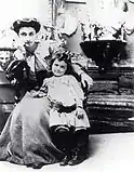 ネリー・ルーセルと娘ミレイユ (1905年)