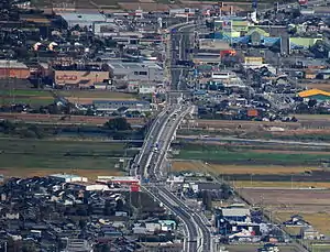池田山から望む揖斐川に架かる岐阜県道53号岐阜関ケ原線の根尾川に架かる根尾川大橋(2014年11月10日)