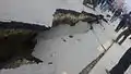 地割れの走る道路