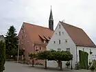 旧代官所（手前の白い建物、現在はヘルツフェルト博物館）と市庁舎（奥のピンクの建物）