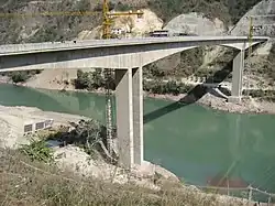 保山市隆陽区側から望む杭瑞高速道路・瀾滄江大橋。対岸は永平県
