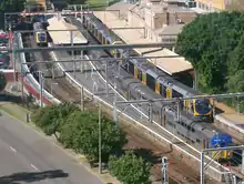 ニューカッスル駅（英語版）に停車するH形電車（右側）