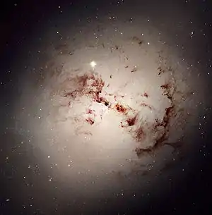 ハッブル宇宙望遠鏡によって撮像されたレンズ状銀河NGC 1316。