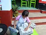 ハニツィオ(英語版)島(メキシコ)にて、トルティーヤの生地を練っている女性。2010年7月