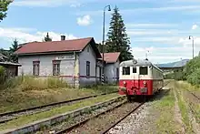 ニジュナースラナー鉄道駅に停車中の観光チャーター列車(2015年)