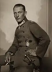 ヘルマン・ゲーリング。軍飛行士章（ドイツ語版）、一級鉄十字章の右に1918年版戦傷章を佩用している