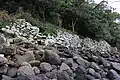 逃げの浦石塁築造年不詳。元寇防塁と伝承される石塁。この地に上陸した元軍がここから逃げて行ったため「逃げの浦」との地名が付いたと伝わる。長崎県松浦市星鹿町