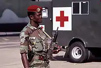 UZIを持つニジェール軍兵士（1988年11月7日）