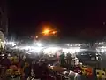 夜は中心部で多くの屋台が出店し、人で賑わう