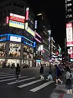 館前路における夜の街並み（2018年10月15日撮影）
