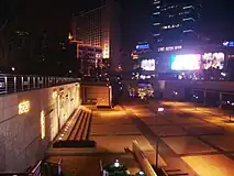 勝利門駅の地下広場