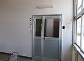 駅舎に入居する日本電設工業工事所（2019年5月）