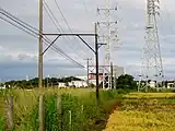 専用鉄道の架線柱。廃線後も電柱として使用されている（2021年9月）