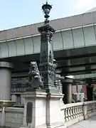 日本橋親柱の獅子と東京市章