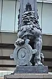 日本橋親柱の獅子像と市章（中央区）