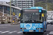 東静岡駅南口のロータリーを発車する日本平自動車の直行バス(動物園に行こう!線)
