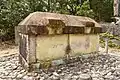 南方神社境内の二本松古墳組合式石棺（三原市指定文化財）小口石は復元。