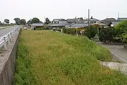 ホーム撤去後。敷地の形をした盛り土が残る。(2012年6月5日)