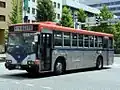 現在採用されている「銀バス」塗装の一般路線車(2012年8月、新潟市中央区東大通)