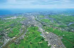 信濃川(右)と中ノ口川(左)の合流部。広大な越後平野が広がる。