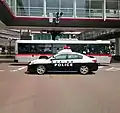 近年導入された機動隊車両の側面にはPOLICEの文字が見受けられる