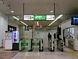 移転前の西改札。当時は西口と呼ばれていた。奥に伸びていた跨線橋は閉鎖済み（2018年8月）