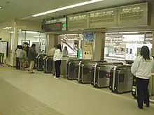 旧万代口改札（2004年11月）