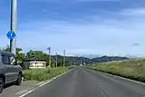信濃川右岸堤防を走る区間では、天端ではなく堤内地側の一段低い位置を走る区間も多い（新潟市秋葉区小須戸付近）