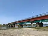 右岸上流側から。手前は歩道橋（2020年4月）