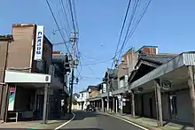 西川の河川舟運で発達した吉田地区の古くからのまちなみ(県道223号沿い)