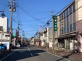 1957年(昭和32年)まで定期市(六斎市)が開かれていた葛塚本町通り(2020年4月撮影)葛塚市は1761年(宝暦11年)に幕府から認可を受けて始まったものである。