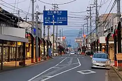 駅北側を東西に走る街道筋に形成された本町商店街(2020年4月)