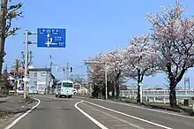 加茂川左岸の「穀町」バス停(2020年4月)